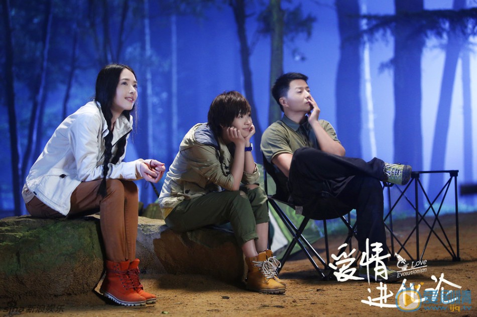 刘雅瑟《爱情进化论》剧照 10郭碧婷刘雅瑟段奕宏森林探险工作之外，郭碧婷与段奕宏、刘雅瑟兄妹经常一起去野外游玩。