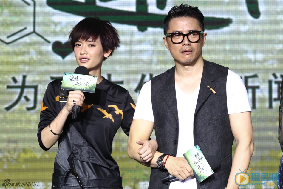 刘雅瑟活动照 刘雅瑟在剧中扮演段奕宏的妹妹 中国内地首部3D爱情电影《爱情进化论》于11日在京举办了“为爱去做”主题发布会，段奕宏与郭碧婷、谢依霖、刘雅瑟等其他主演一同亮相。