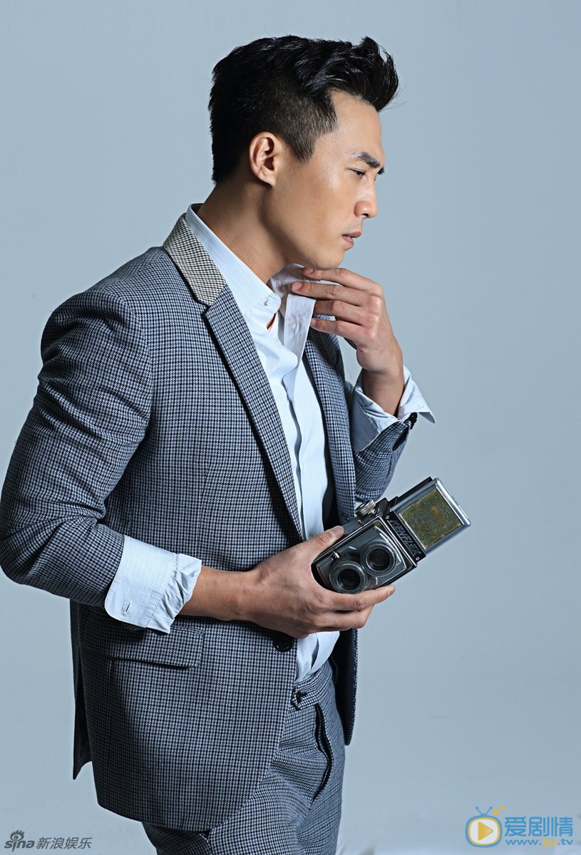 杜淳雅痞写真 近日，杜淳曝光一组时尚大片，照片中，杜淳身穿西服套装、手拿相机，雅痞绅士范儿十足。