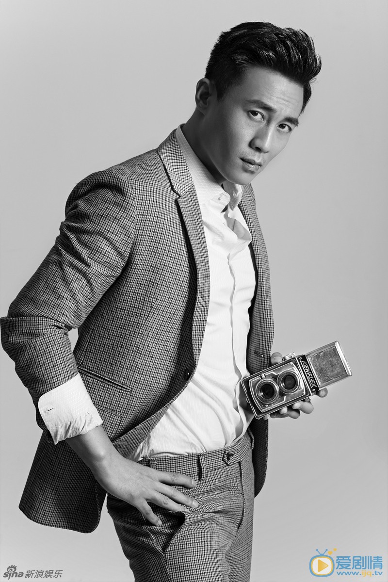 杜淳雅痞写真 近日，杜淳曝光一组时尚大片，照片中，杜淳身穿西服套装、手拿相机，雅痞绅士范儿十足。