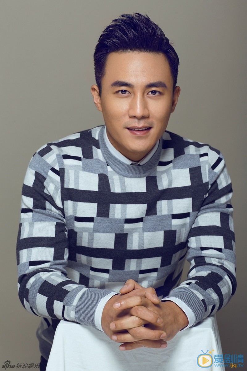 杜淳雅痞写真 近日，杜淳曝光一组时尚大片，照片中，杜淳身穿西服套装、手拿相机，雅痞绅士范儿十足。