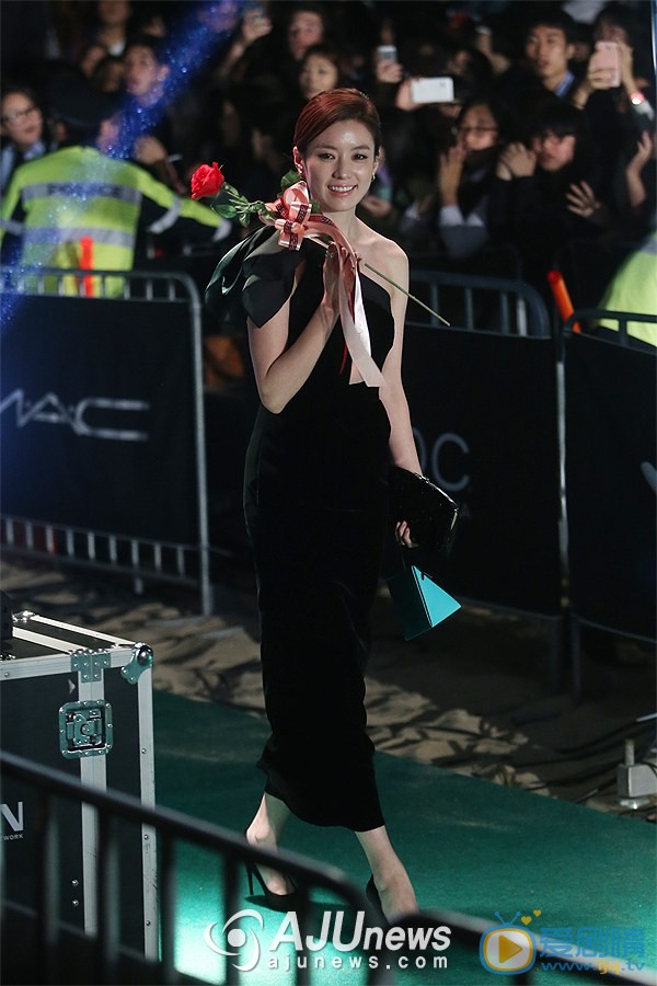 韩孝周红毯礼服照 韩孝周高清写真_韩孝周高清剧照