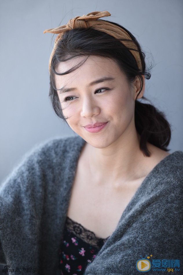 马思纯甜美微笑写真连拍 马思纯是属于那种很容易被人先入为主贴上“幸运girl”标签的女孩。你可能还没来得及认真关注她的作品，就已经听说她有个有名的小姨叫蒋雯丽。