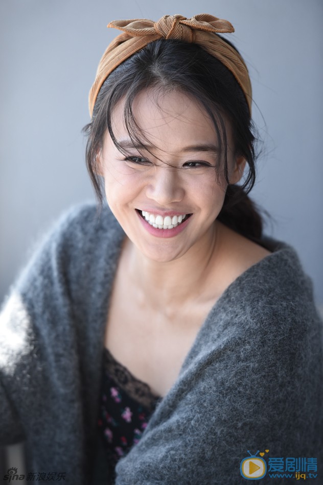 马思纯甜美微笑写真连拍 马思纯是属于那种很容易被人先入为主贴上“幸运girl”标签的女孩。你可能还没来得及认真关注她的作品，就已经听说她有个有名的小姨叫蒋雯丽。