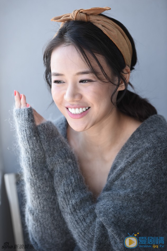 马思纯甜美微笑写真连拍 马思纯是属于那种很容易被人先入为主贴上“幸运girl”标签的女孩。你可能还没来得及认真关注她的作品，就已经听说她有个有名的小姨叫蒋雯丽。