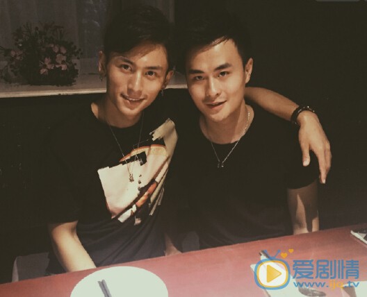 张哲瀚与人合照 张哲瀚个人资料介绍简介张哲瀚高清照片