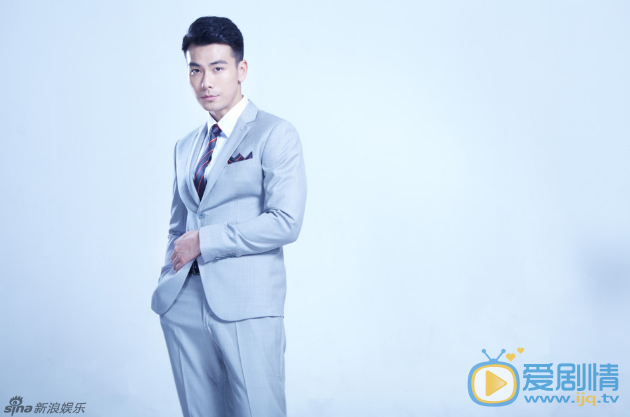 戴向宇写真 戴向宇曝光一组霸道总裁系列写真，淡蓝西服套装搭配斜纹领带，演绎行走白领绅士风，时刻充满霸道气息。