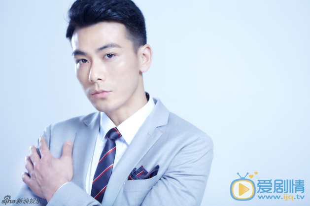 戴向宇写真 戴向宇曝光一组霸道总裁系列写真，淡蓝西服套装搭配斜纹领带，演绎行走白领绅士风，时刻充满霸道气息。