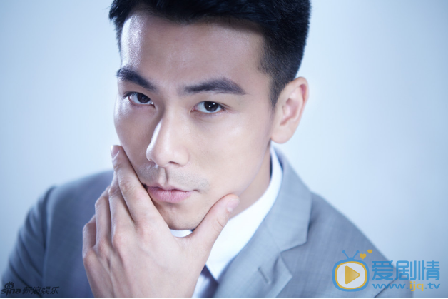 戴向宇写真 戴向宇曝光一组霸道总裁系列写真，淡蓝西服套装搭配斜纹领带，演绎行走白领绅士风，时刻充满霸道气息。