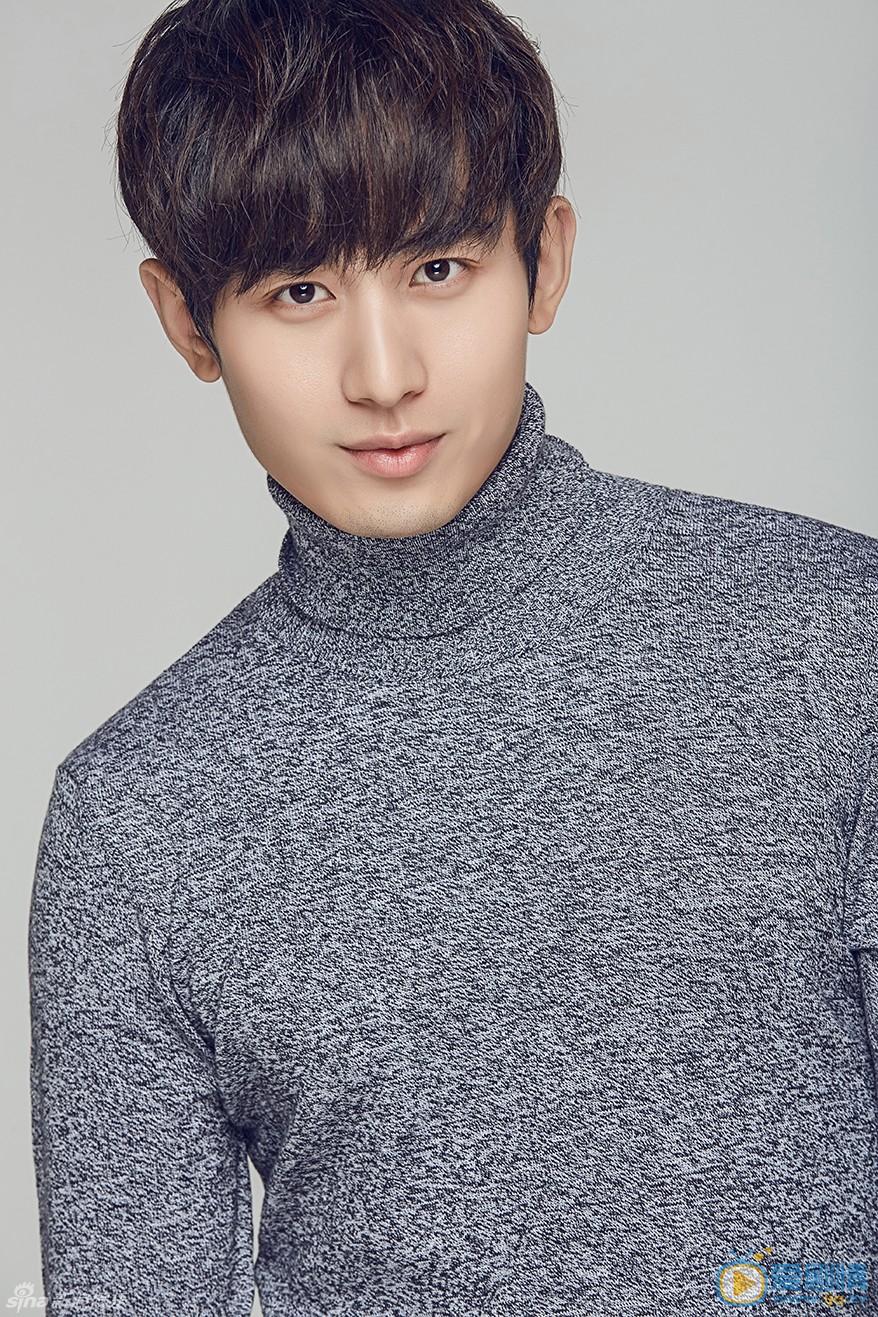 成毅熟男写真 近日，人气偶像艺人成毅曝光一组暖冬男写真大片，照片中的成毅五官精致，温柔眼神散发的暖男魅力更为其颜值加浓一笔。
