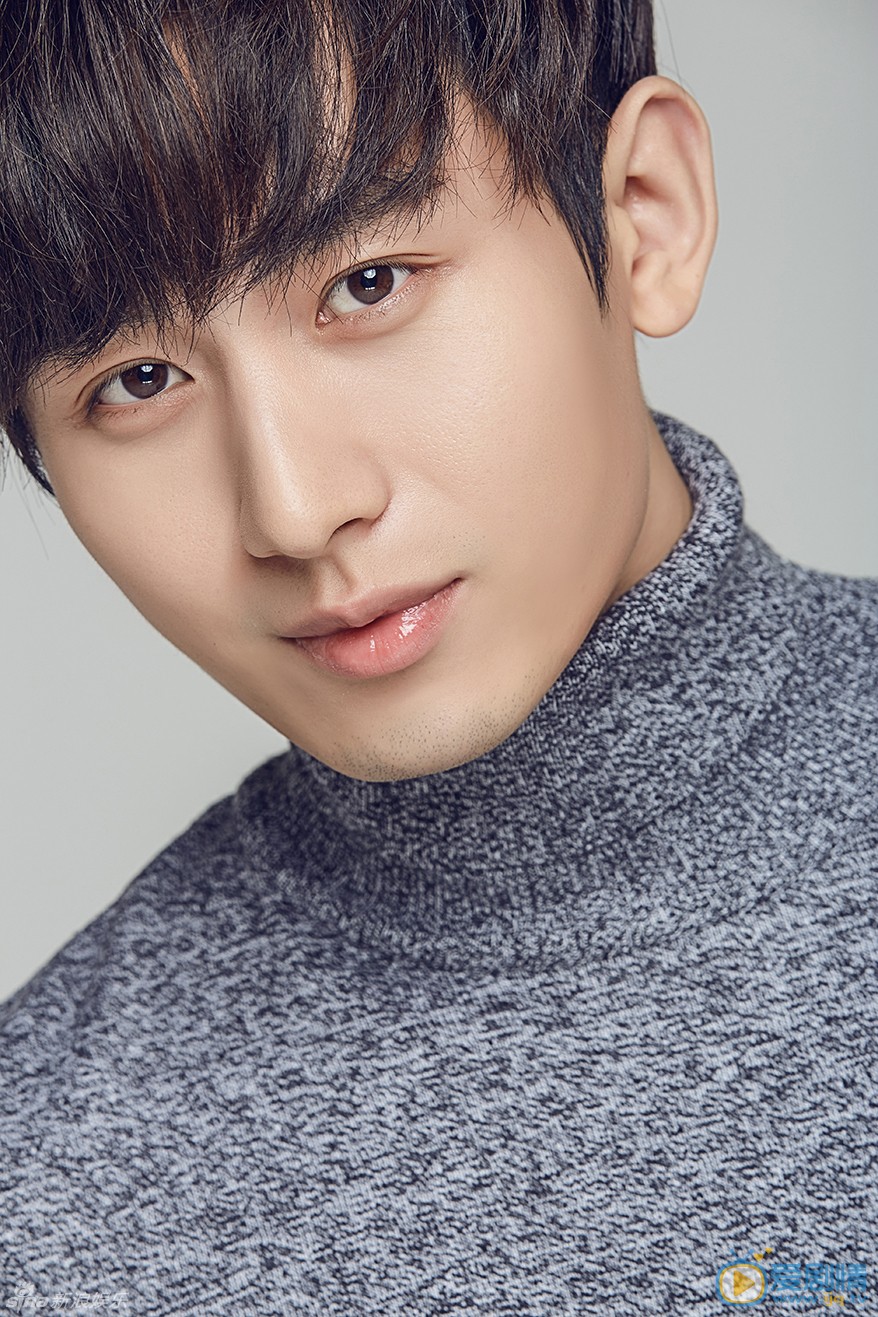 成毅熟男写真 近日，人气偶像艺人成毅曝光一组暖冬男写真大片，照片中的成毅五官精致，温柔眼神散发的暖男魅力更为其颜值加浓一笔。