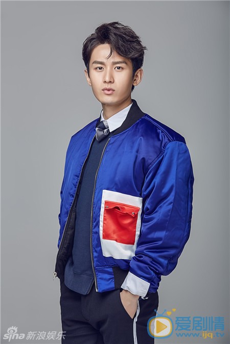 成毅春日暖男写真 近日，成毅曝光了一组写真，宝蓝色时尚外套衬托出成毅健康的小麦色肌肤，内搭深蓝色针织衫与白衬衫的穿法使整体更富有层次感。