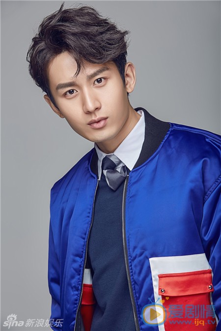 成毅春日暖男写真 近日，成毅曝光了一组写真，宝蓝色时尚外套衬托出成毅健康的小麦色肌肤，内搭深蓝色针织衫与白衬衫的穿法使整体更富有层次感。