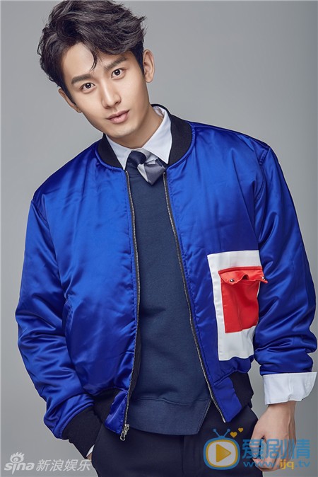 成毅春日暖男写真 近日，成毅曝光了一组写真，宝蓝色时尚外套衬托出成毅健康的小麦色肌肤，内搭深蓝色针织衫与白衬衫的穿法使整体更富有层次感。