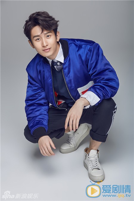 成毅春日暖男写真 近日，成毅曝光了一组写真，宝蓝色时尚外套衬托出成毅健康的小麦色肌肤，内搭深蓝色针织衫与白衬衫的穿法使整体更富有层次感。