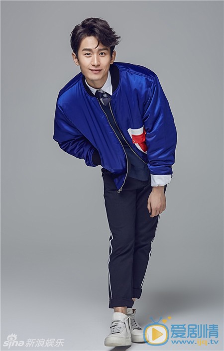 成毅春日暖男写真 近日，成毅曝光了一组写真，宝蓝色时尚外套衬托出成毅健康的小麦色肌肤，内搭深蓝色针织衫与白衬衫的穿法使整体更富有层次感。