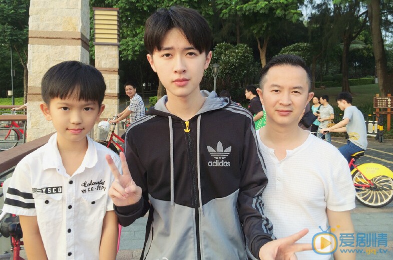 张逸杰与人合照 张逸杰个人资料介绍简介张逸杰高清照片