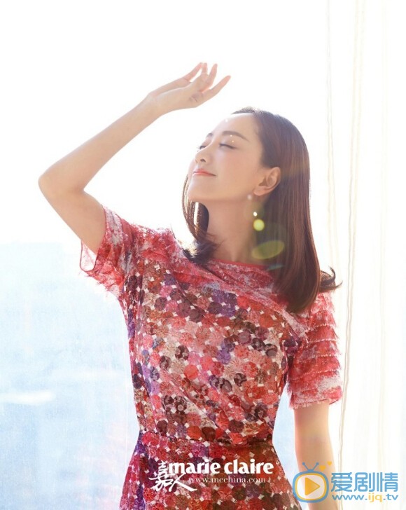 杨蓉浪漫唯美写真 近日，杨蓉曝光一组时尚大片，片中杨蓉身着一袭设计别致的镂空波点纱裙，自然垂落的秀发，皎洁精致的面容，清新脱俗艳丽十足。清丽恬淡的笑容，天真烂漫。