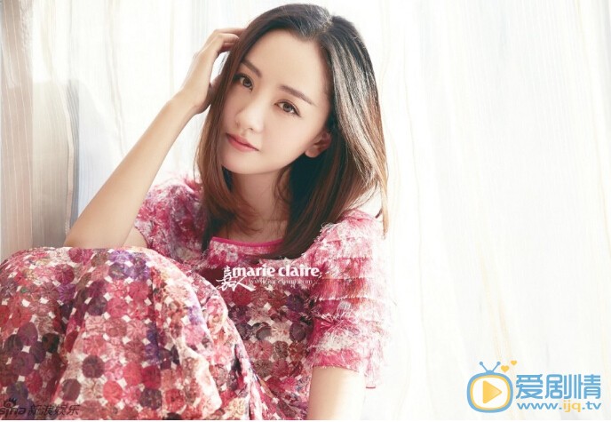 杨蓉浪漫唯美写真 近日，杨蓉曝光一组时尚大片，片中杨蓉身着一袭设计别致的镂空波点纱裙，自然垂落的秀发，皎洁精致的面容，清新脱俗艳丽十足。清丽恬淡的笑容，天真烂漫。
