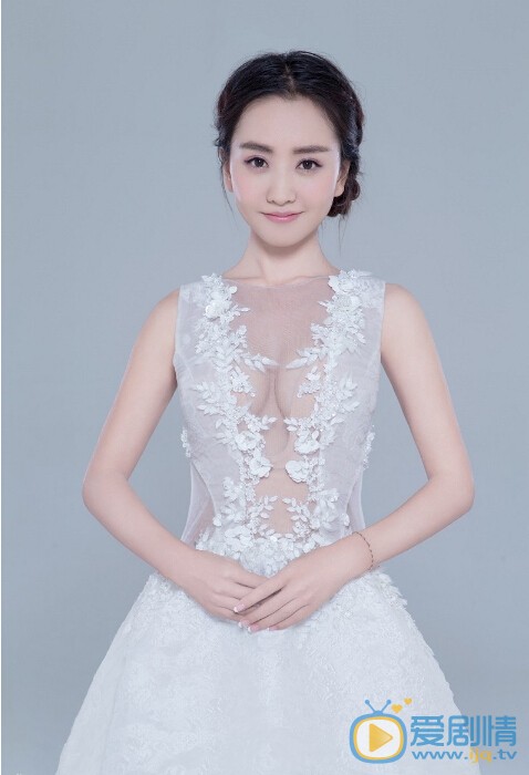 杨蓉清新脱俗写真 近日，杨蓉曝光一组仙范儿写真大片，片中杨蓉身着一袭裁剪别致的无袖白色镂空礼裙，柔滑美肌尽显脱俗清雅，曼妙纤细的身段透露着优雅性感姿态。
