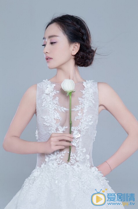 杨蓉清新脱俗写真 近日，杨蓉曝光一组仙范儿写真大片，片中杨蓉身着一袭裁剪别致的无袖白色镂空礼裙，柔滑美肌尽显脱俗清雅，曼妙纤细的身段透露着优雅性感姿态。