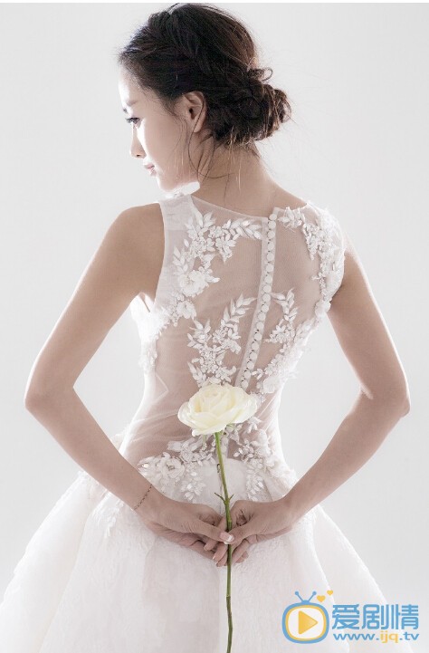 杨蓉清新脱俗写真 近日，杨蓉曝光一组仙范儿写真大片，片中杨蓉身着一袭裁剪别致的无袖白色镂空礼裙，柔滑美肌尽显脱俗清雅，曼妙纤细的身段透露着优雅性感姿态。