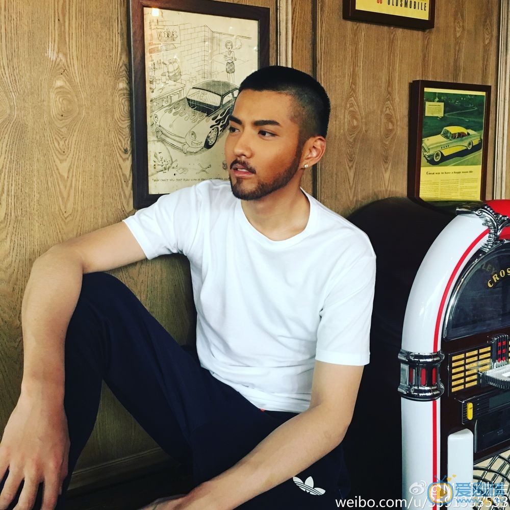 吴亦凡自拍生活照 吴亦凡高清写真_吴亦凡高清剧照