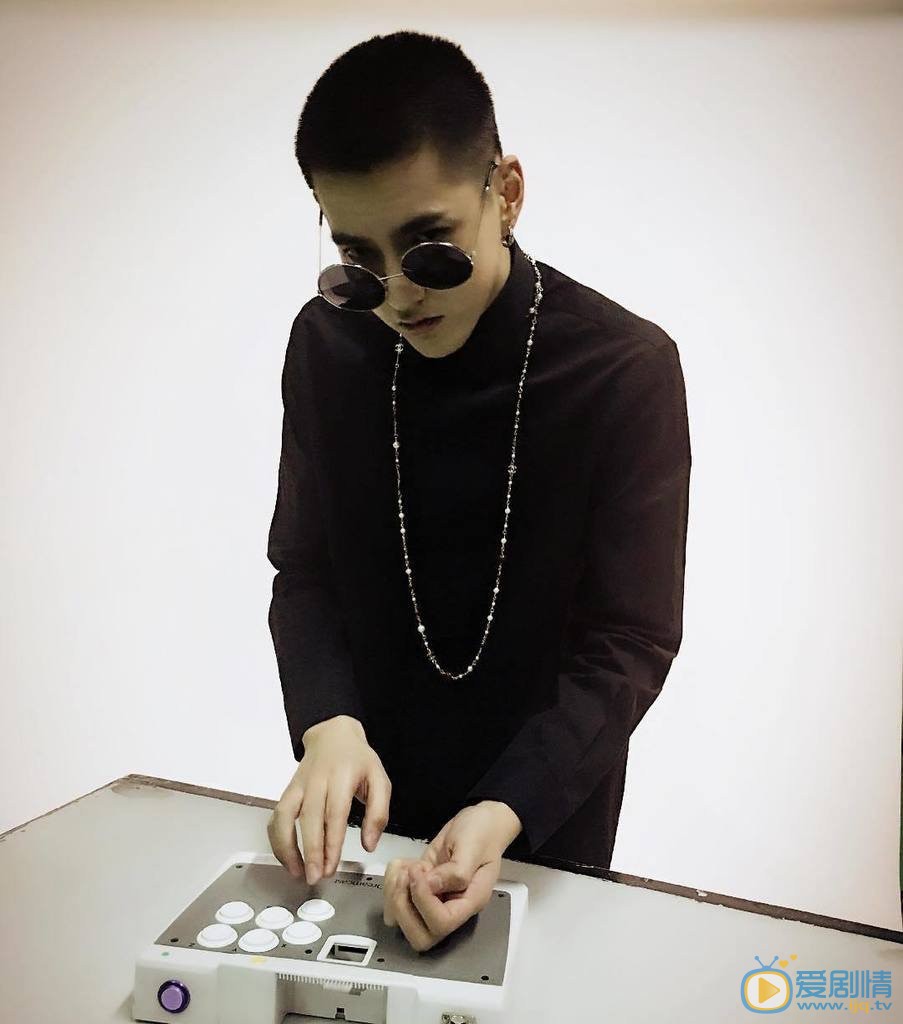 吴亦凡自拍生活照 吴亦凡高清写真_吴亦凡高清剧照