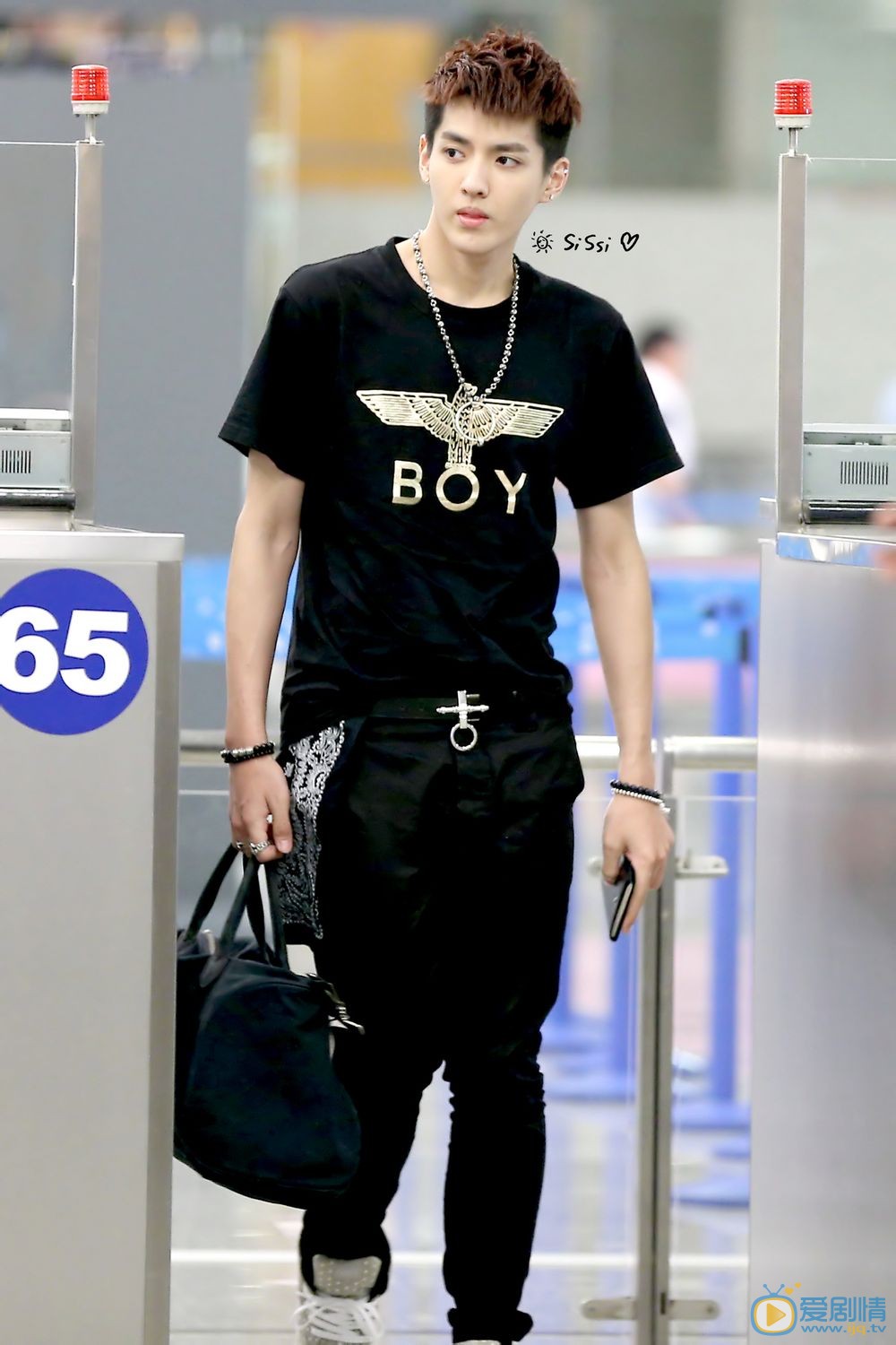 吴亦凡机场潮服照 吴亦凡高清写真_吴亦凡高清剧照