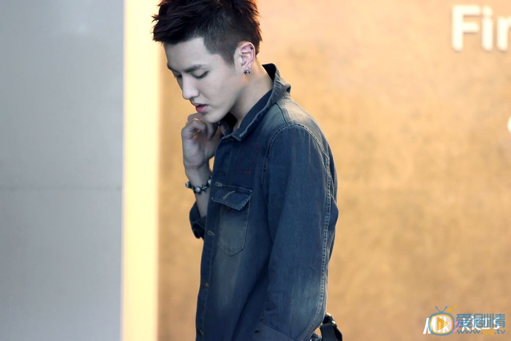 吴亦凡机场潮服照 吴亦凡高清写真_吴亦凡高清剧照