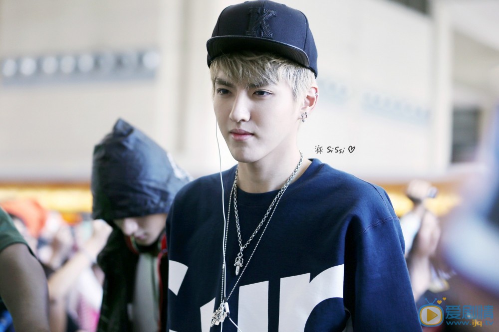 吴亦凡机场潮服照 吴亦凡高清写真_吴亦凡高清剧照
