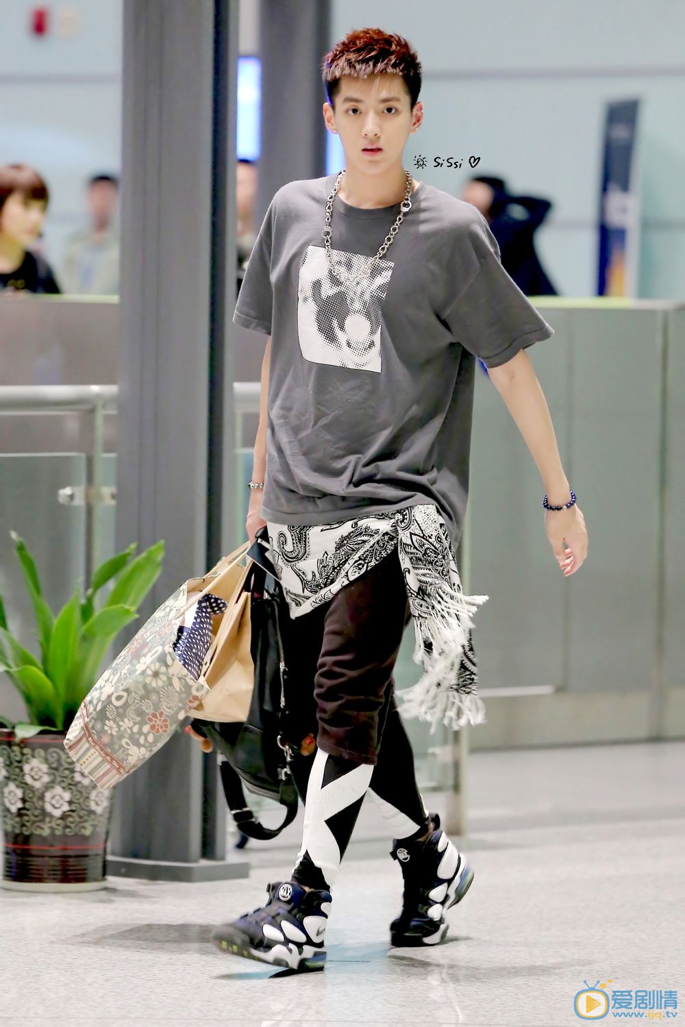 吴亦凡机场潮服照 吴亦凡高清写真_吴亦凡高清剧照