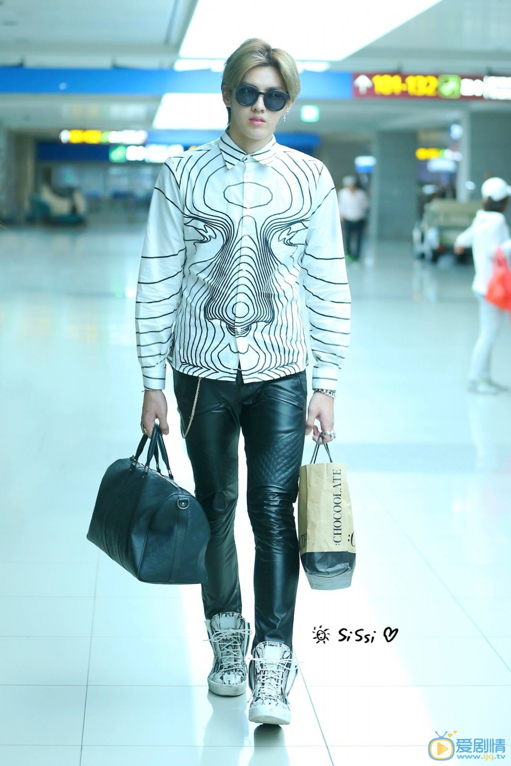 吴亦凡机场潮服照 吴亦凡高清写真_吴亦凡高清剧照