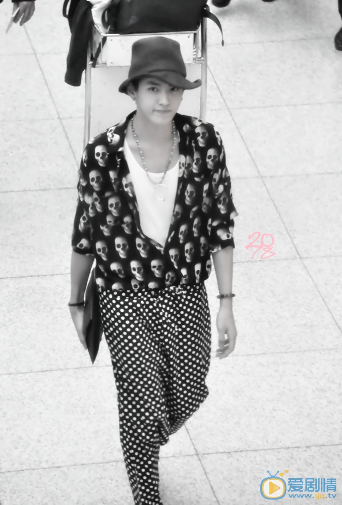 吴亦凡机场潮服照 吴亦凡高清写真_吴亦凡高清剧照