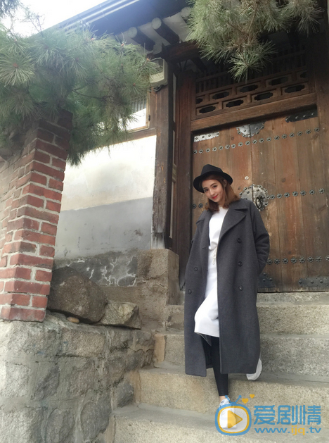 麦迪娜街拍写真 内地小花旦麦迪娜曝光一组时尚街拍。照片中，麦迪娜漫步在古风古韵的传统民居小巷中，甜笑迷人，展现出不一般的青春活力。