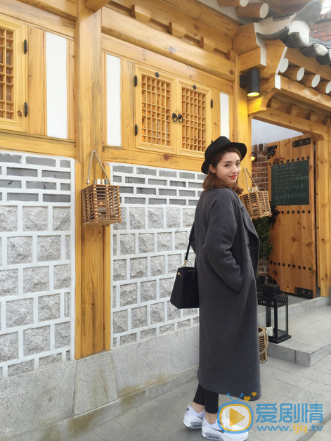 麦迪娜街拍写真 内地小花旦麦迪娜曝光一组时尚街拍。照片中，麦迪娜漫步在古风古韵的传统民居小巷中，甜笑迷人，展现出不一般的青春活力。