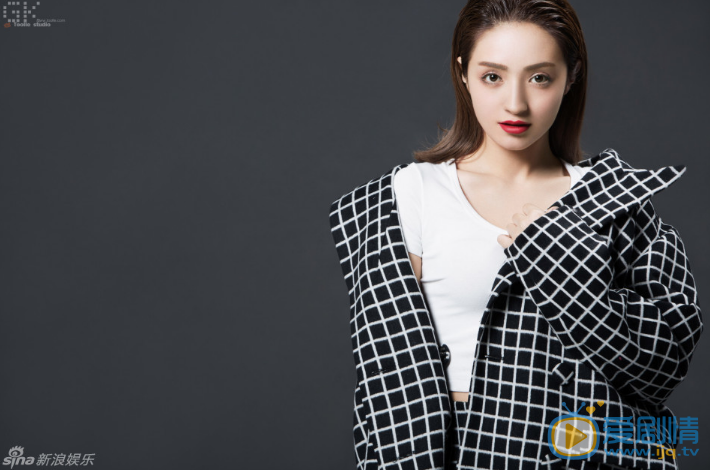 麦迪娜冷艳写真 麦迪娜近日曝光一组冷艳系写真。照片中，身着经典黑白格大衣的麦迪娜发型利落，深邃的眼神配上妖冶的红唇，如一朵暗夜中盛放的玫瑰，散发别样风情。