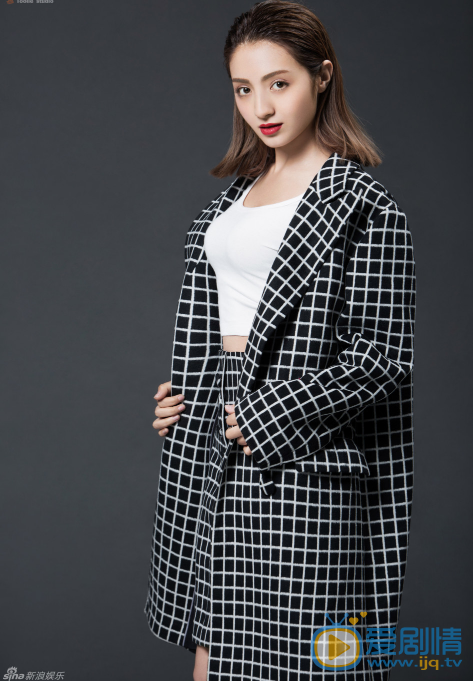麦迪娜冷艳写真 麦迪娜近日曝光一组冷艳系写真。照片中，身着经典黑白格大衣的麦迪娜发型利落，深邃的眼神配上妖冶的红唇，如一朵暗夜中盛放的玫瑰，散发别样风情。