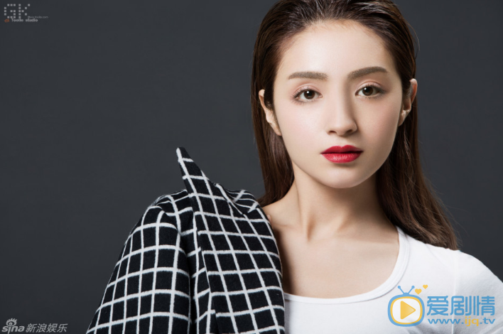 麦迪娜冷艳写真 麦迪娜近日曝光一组冷艳系写真。照片中，身着经典黑白格大衣的麦迪娜发型利落，深邃的眼神配上妖冶的红唇，如一朵暗夜中盛放的玫瑰，散发别样风情。