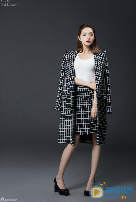 麦迪娜冷艳写真 麦迪娜近日曝光一组冷艳系写真。照片中，身着经典黑白格大衣的麦迪娜发型利落，深邃的眼神配上妖冶的红唇，如一朵暗夜中盛放的玫瑰，散发别样风情。