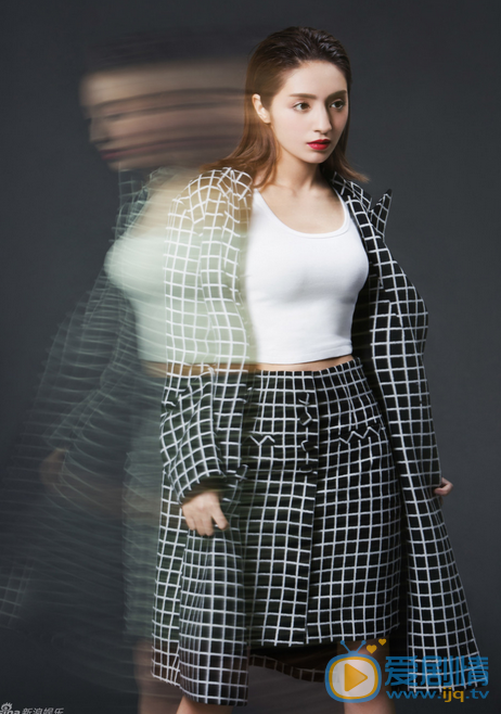 麦迪娜冷艳写真 麦迪娜近日曝光一组冷艳系写真。照片中，身着经典黑白格大衣的麦迪娜发型利落，深邃的眼神配上妖冶的红唇，如一朵暗夜中盛放的玫瑰，散发别样风情。