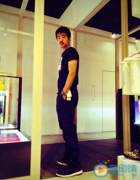 李岷城生活照 李岷城高清写真_李岷城高清剧照