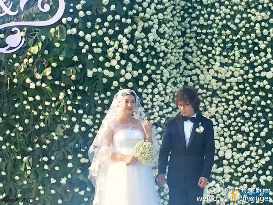 斓曦大婚照 6月24日，曾在《甄嬛传》中出演沈眉庄的演员斓曦今日大婚，斓曦腹部明显隆起，看似已怀有身孕。