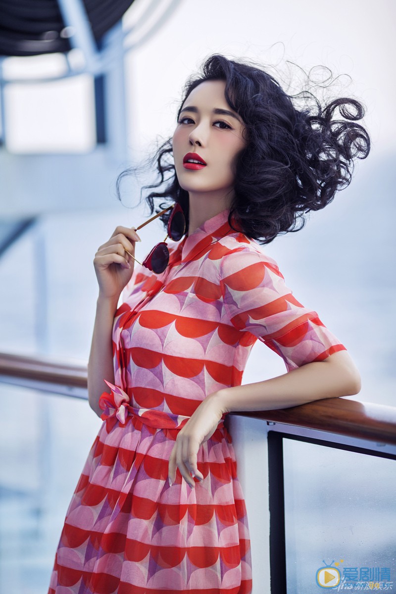 颜丹晨妩媚写真 日前，演员颜丹晨推出魅力写真。照片中，颜丹晨红唇娇媚，裙摆飞扬，漫步甲板尽显慵懒与妩媚。
