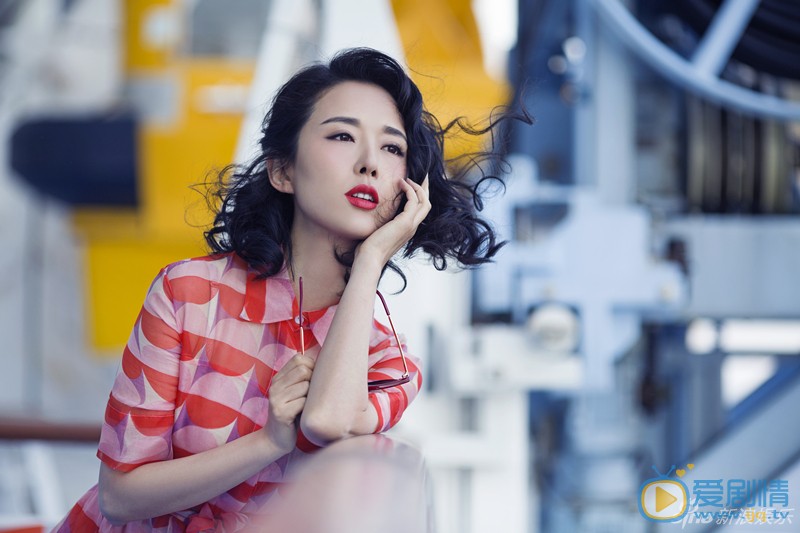 颜丹晨妩媚写真 日前，演员颜丹晨推出魅力写真。照片中，颜丹晨红唇娇媚，裙摆飞扬，漫步甲板尽显慵懒与妩媚。