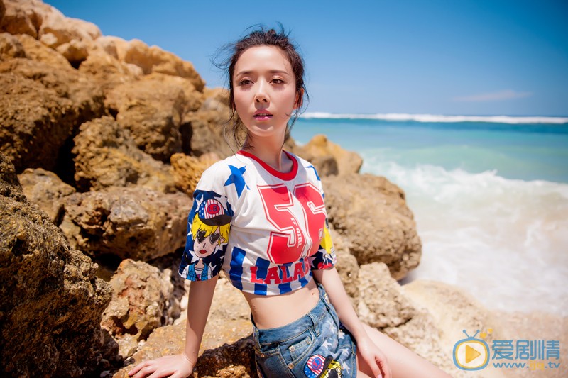 颜丹晨夏日写真 日前，演员颜丹晨曝光一组最新巴厘岛夏日写真，丸子头搭配街头风热裤，小蛮腰S line曲线尽显，青春活力融入浓浓夏日当中。