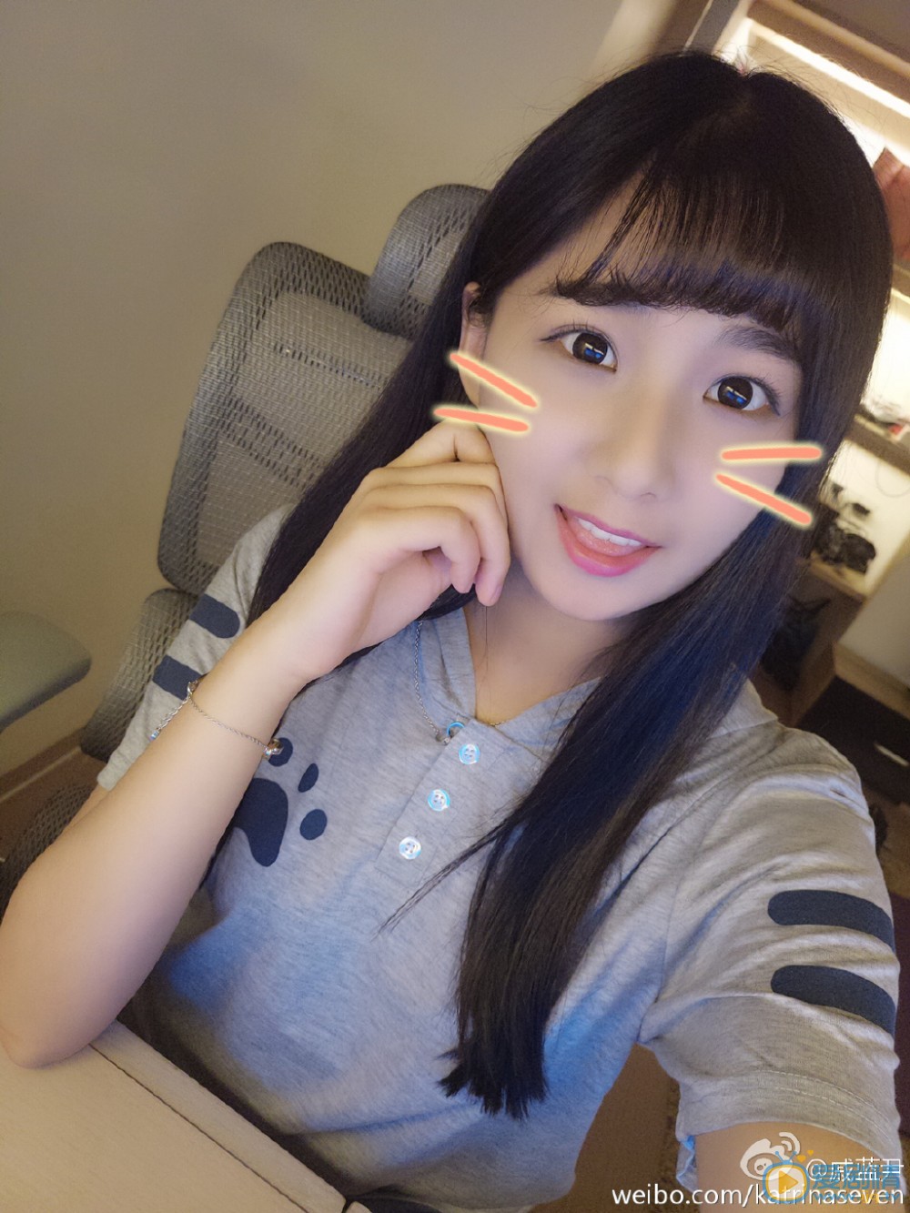 戚蓝尹卖萌照 戚蓝尹高清写真_戚蓝尹高清剧照
