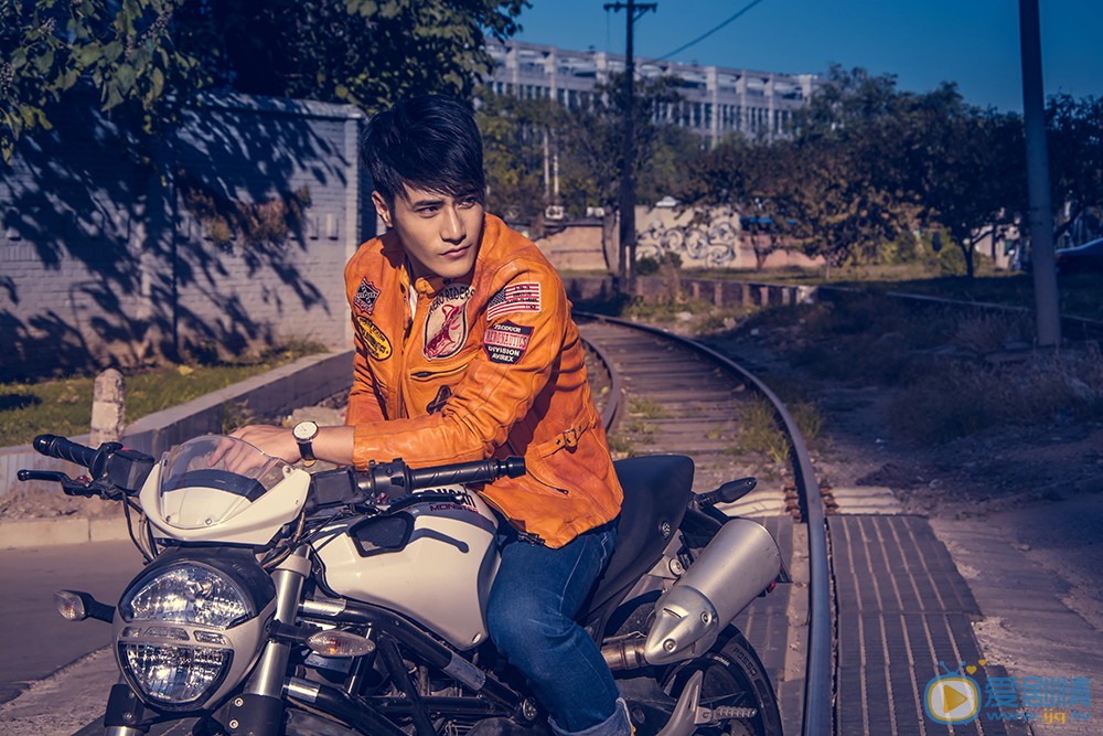 李晨浩酷帅机车写真 李晨浩高清写真_李晨浩高清剧照