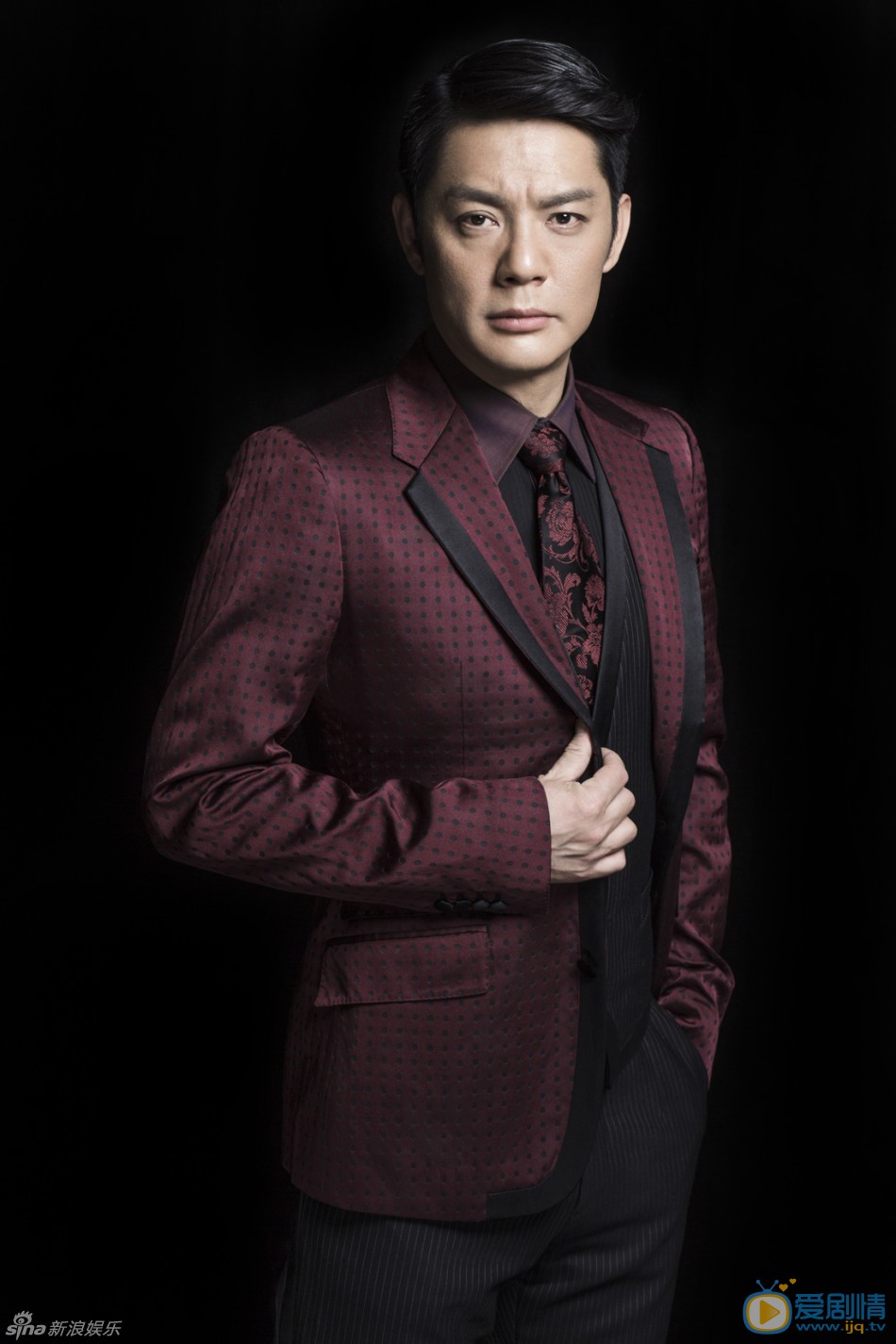 傅程鹏熟男写真 近日，傅程鹏曝光了一组写真，照片中，傅程鹏一身剪裁得体的暗红色西装，将傅程鹏非凡气度展露无遗。