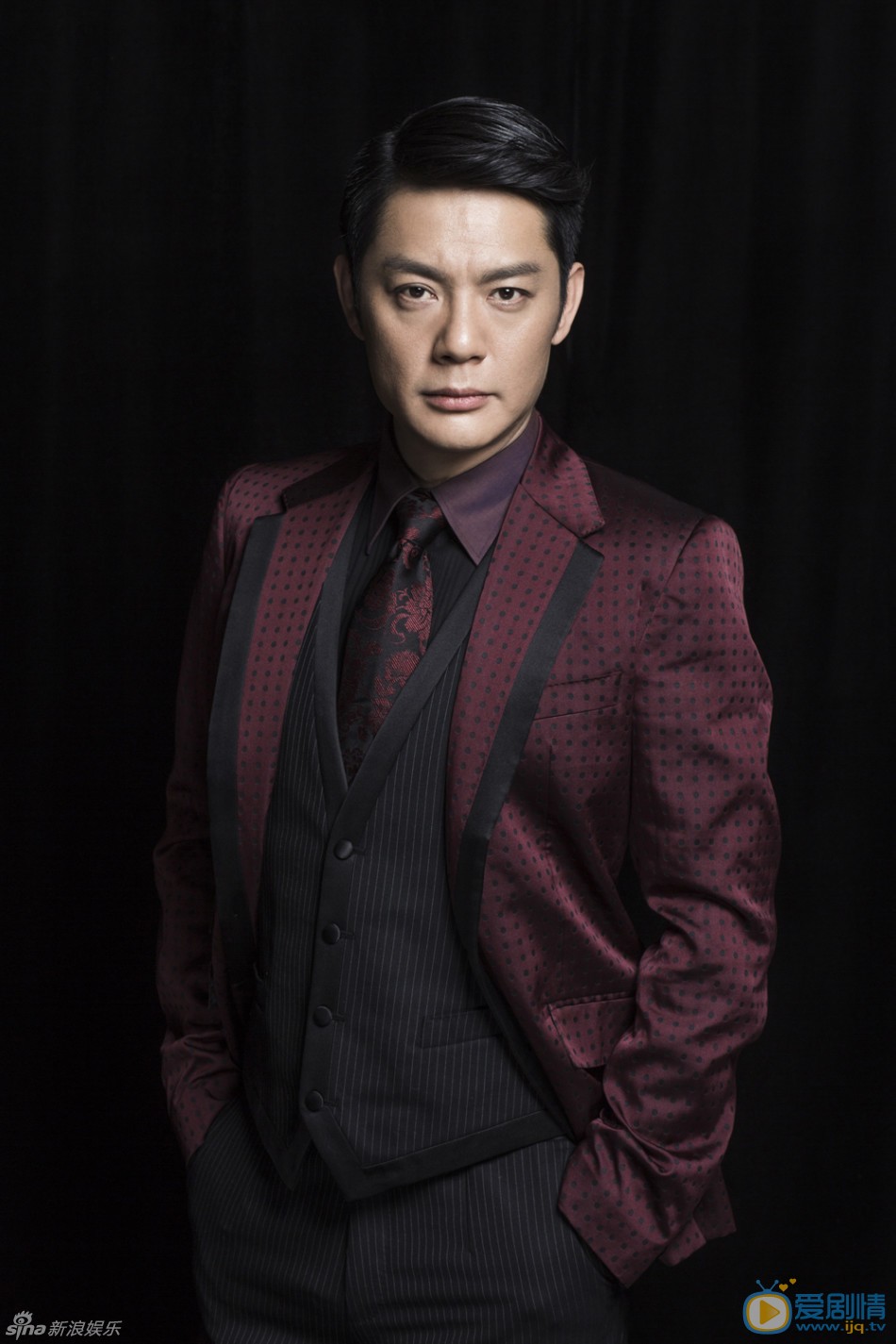 傅程鹏熟男写真 近日，傅程鹏曝光了一组写真，照片中，傅程鹏一身剪裁得体的暗红色西装，将傅程鹏非凡气度展露无遗。